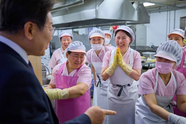 대통령실은 이재명 대통령이 10일 서울 용산 대통령실 청사 식당을 방문해 직원들과 인사하는 모습을 11일 SNS에 공개했다. 연합뉴스