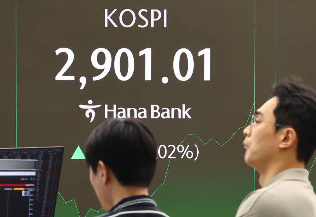 11일 오전 서울 중구 하나은행 본점 딜링룸 현황판에 코스피가 표시돼 있다. 연합뉴스