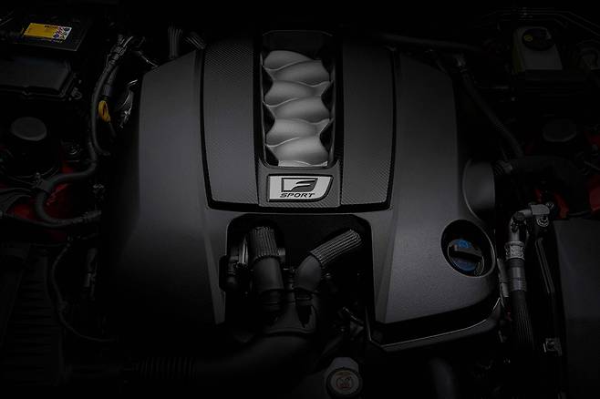 렉서스 IS 500의 V8 5.0L 엔진