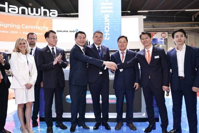 박완수(오른쪽 세 번째) 경남도지사가 2024년 9월 3일 폴란드 국제방위산업 전시회(MSPO 2024)에 참석해 방위산업 협력 방안을 논의하고 있다. 사진 제공=경남도