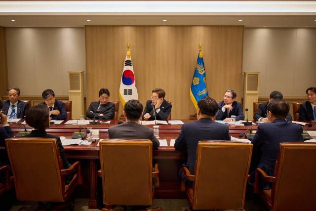 이재명 대통령이 9일 서울 용산 대통령실 청사에서 열린 2차 비상경제점검 태스크포스(TF) 회의를 하고 있다. 연합뉴스