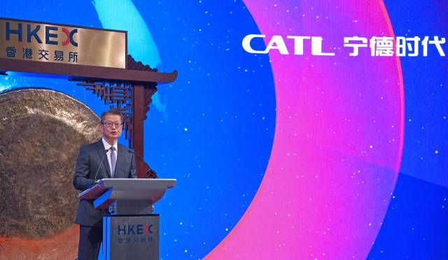 홍콩의 폴 찬 재무장관이 지난달 20일 홍콩 증권거래소에서 열린 중국 전기차(EV) 배터리 제조업체 CATL 상장 기념식에서 연설하고 있다. 신화연합뉴스