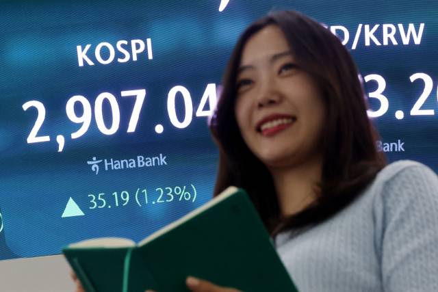 11일 서울 중구 하나은행 딜링룸 현황판에 코스피 종가가 표시돼있다. 연합뉴스