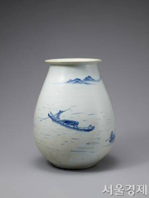 이건희 기증품 국외 순회전의 대표 유물인 ‘백자 청화 산수무의 병’. 사진 제공=국립중앙박물관