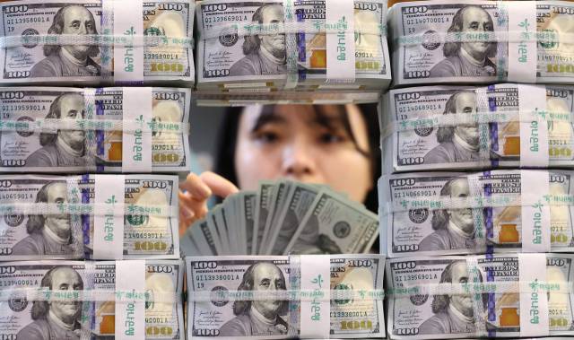 5일 서울 중구 하나은행 위변조센터에서 직원이 미 달러를 정리하는 모습. 연합뉴스