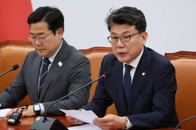 진성준(오른쪽) 더불어민주당 정책위의장이 10일 서울 여의도 국회에서 열린 원내대책회의에서 발언하고 있다. 연합뉴스