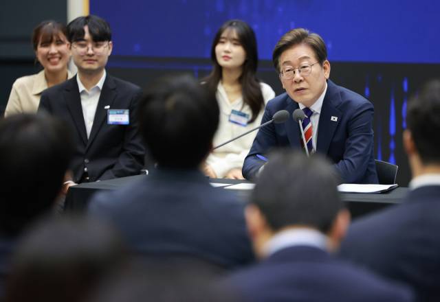 이재명 대통령이 11일 서울 영등포구 한국거래소에서 열린 주식시장 불공정거래 근절을 위한 현장 간담회에서 참석자 질문에 답하고 있다. 대통령실통신사진기자단