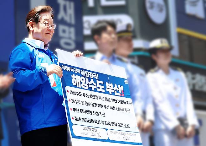 이재명 대통령이 대선 후보 시절에 부산을 방문해 지역 관련 공약을 시민들에게 설명하는 모습 ⓒ양선영 시사저널 디자이너·연합뉴스