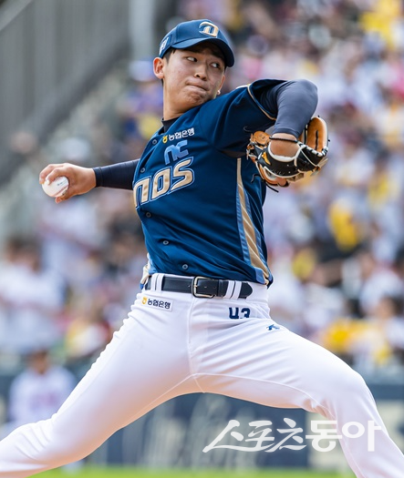 NC 다이노스 신영우는 올 시즌을 통해 불안했던 제구를 크게 개선했다는 평가를 받는다. 이호준 NC 감독은 “신영우가 직구의 비중을 늘리고, 스트라이크를 잘 던질 수 있다면 리그를 씹어먹는 투수로 갈 수 있을 것”이라며 칭찬과 조언을 동시에 남겼다. 사진제공｜NC 다이노스