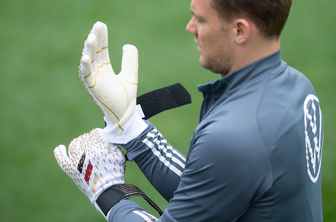 독일대표팀 수문장 마누엘 노이어가 장갑을 끼고 있다. 게티이미지