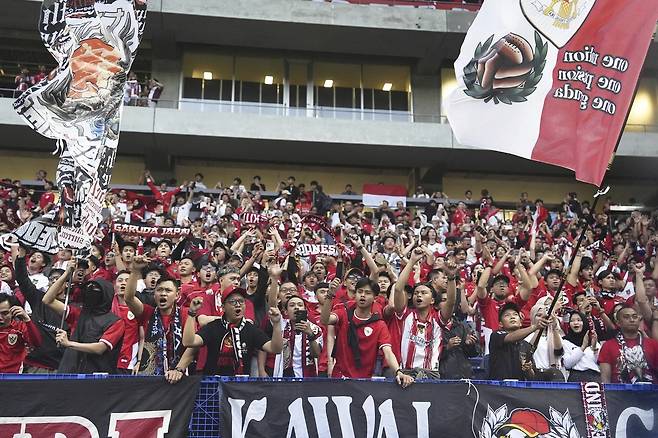 인도네시아 팬들이 10일 일본 원정에서 열띤 응원을 펼치고 있다. AP연합뉴스