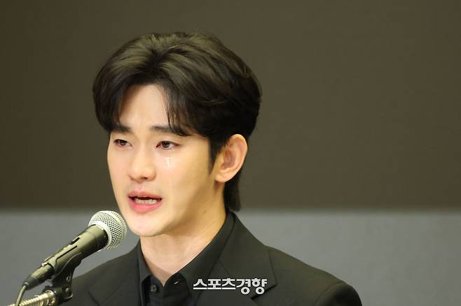 미성년자 교제 의혹을 받고 있는 배우 김수현이 31일 서울 마포구 스탠포드 호텔에서 고 김새론씨와 관계에 대한 입장을 밝히고 있다. 2025.03.31 한수빈 기자