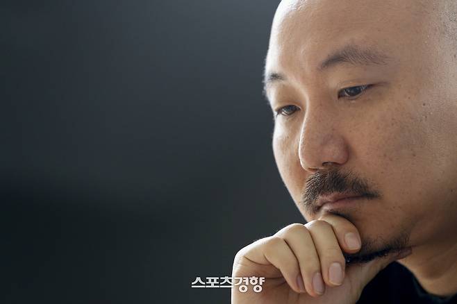 웹툰작가 주호민 씨와 아내가 지난해 2월 경기 성남에 위치한 작업실에서 자녀를 정서적 학대한 혐의로 기소된 특수교사와 관련해 경향신문과 인터뷰를 하고 있다. 문재원 기자