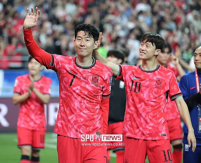 손흥민은 서울월드컵경기장에서 열린 쿠웨이트와 ‘2026 국제축구연맹(FIFA) 북중미 월드컵 아시아 3차 예선’ 최종전에서 후반 28분 교체 출전해 팀의 4-0 완승을 함께했다. 부담은 없었던 경기였다. 한국은 이라크 원정길에서 승점 3점을 확보해 최소 조 2위를 확정하면서 북중미 월드컵 본선 직행에 성공했다. 쿠웨이트전까지 4-0으로 이기면서 무패 행진으로 북중미행에 탑승하게 됐다. 다만 손흥민은 "몸 상태는 아시다시피 100%가 아니다. 한국에서 하는 경기인 만큼, 축구 팬분들에게 분명히 감사 인사를 드리고 싶었다. 무리한 부분이 있었다"라고 말했다  ⓒ곽혜미 기자