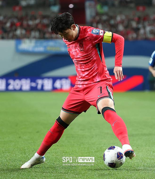 ▲ 손흥민은 서울월드컵경기장에서 열린 쿠웨이트와 ‘2026 국제축구연맹(FIFA) 북중미 월드컵 아시아 3차 예선’ 최종전에서 후반 28분 교체 출전해 팀의 4-0 완승을 함께했다.&nbsp;부담은 없었던 경기였다. 한국은 이라크 원정길에서 승점 3점을 확보해 최소 조 2위를 확정하면서 북중미 월드컵 본선 직행에 성공했다. 쿠웨이트전까지 4-0으로 이기면서 무패 행진으로 북중미행에 탑승하게 됐다. 다만 손흥민은 "몸 상태는 아시다시피 100%가 아니다. 한국에서 하는 경기인 만큼, 축구 팬분들에게 분명히 감사 인사를 드리고 싶었다. 무리한 부분이 있었다"라고 말했다&nbsp; ⓒ곽혜미 기자