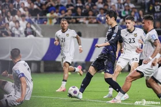 가마다 다이치(가운데)가 10일 오후 7시 35분 일본 수이타의 파나소닉 스타디움에서 열린 2026 국제축구연맹(FIFA) 북중미월드컵 C조 최종 10차전 인도네시아를 상대로 슈팅을 날리고 있다. /AFPBBNews=뉴스1