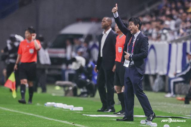 패트릭 클루이베르트 인도네시아 대표팀 감독(왼쪽)과 모리야스 하지메 일본 대표팀 감독. /AFPBBNews=뉴스1