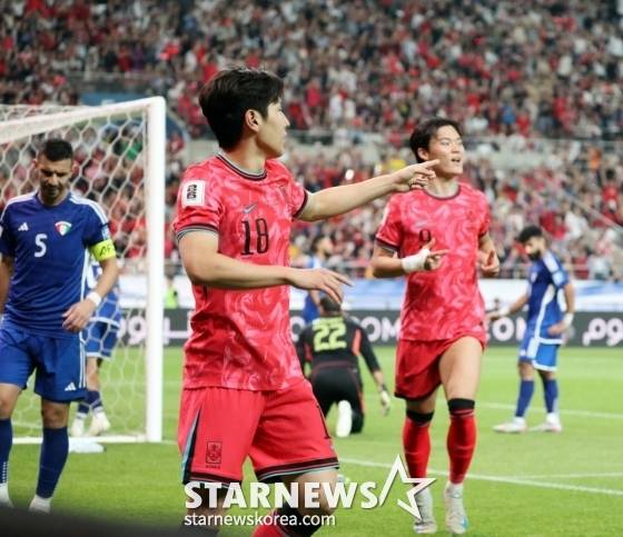 골을 넣고 기뻐하는 이강인(왼쪽). /사진=강영조 선임기자