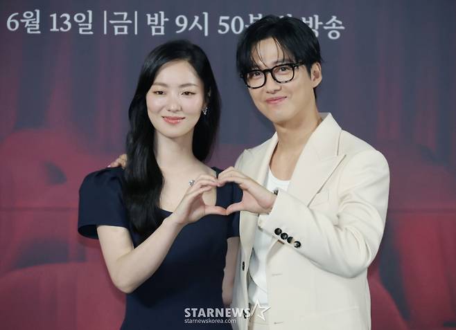 배우 전여빈, 남궁민이 10일 오후 서울 CGV용산아이파크몰에서 진행된 SBS금토드라마 '우리영화' 제작발표회에 참석해 포즈를 취하고 있다.  다음이 없는 영화 감독 ‘제하’와 오늘이 마지막인 배우 ‘다음’의 내일로 미룰 수 없는 사랑 이야기 '우리영화'는 오는 13일 첫 방송된다. /2025.06.10 /사진=이동훈 photoguy@