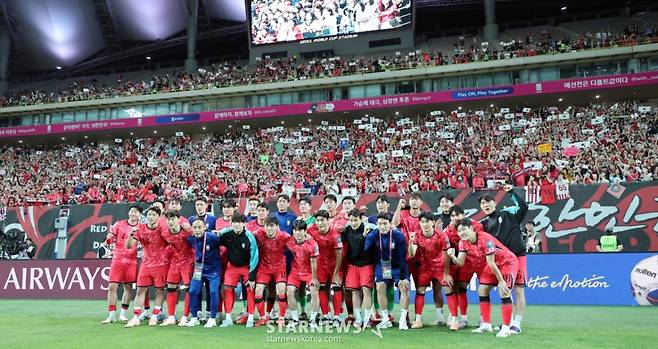 주장 손흥민과 선수들이 10일 서울월드컵경기장에서 북중미월드컵 최종예선 마지막 경기인 쿠웨이트전에서 승리한 후 월드컵11연속 본선진출을 축하하며 붉은악마를 배경으로 기념촬영을 하고 있다. /사진=강영조 선임기자