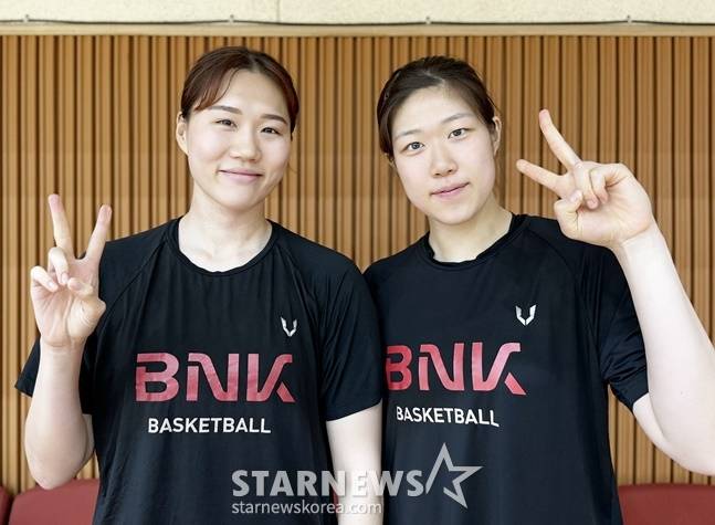 BNK 박성진(왼쪽)과 김도연이 스타뉴스와 인터뷰 후 포즈를 취하고 있다. /사진=양정웅 기자