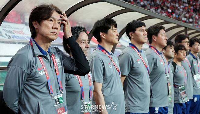 홍명보 감독이 10일 서울월드컵경기장에서 북중미월드컵 최종예선 마지막 경기인 쿠웨이트전이 열리는 가운데 차분히 그라운드를 응시하고 있다. /사진=강영조 선임기자