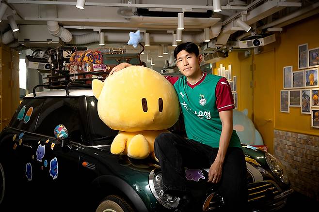 대전하나시티즌으로 이적한 김봉수. 사진은 대전 마스코트 꿈돌이·꿈순이를 테마로 한 스토어, VR 체험존, 포토존 등을 갖춘 대전시 명소 꿈돌이하우스에서 촬영했다. /사진=대전하나시티즌 제공