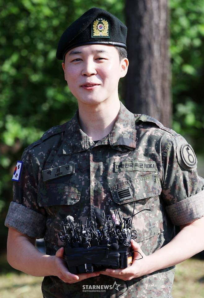 육군 5사단 포병여단에서 복무를 마친 BTS 지민이 11일 오전 경기 연천군 연천공설운동장에서 전역 소감을 전하고 있다./2025.06.11 /사진=김휘선 hwijpg@