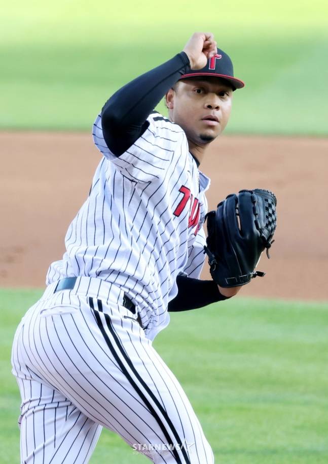 2025 신한 SOL Bank KBO리그 LG 트윈스 대 SSG 랜더스 경기가 11일 서울 잠실야구장에서 열렸다.  LG 선발 에르난데스가 역투하고 있다.  /사진=김진경 대기자