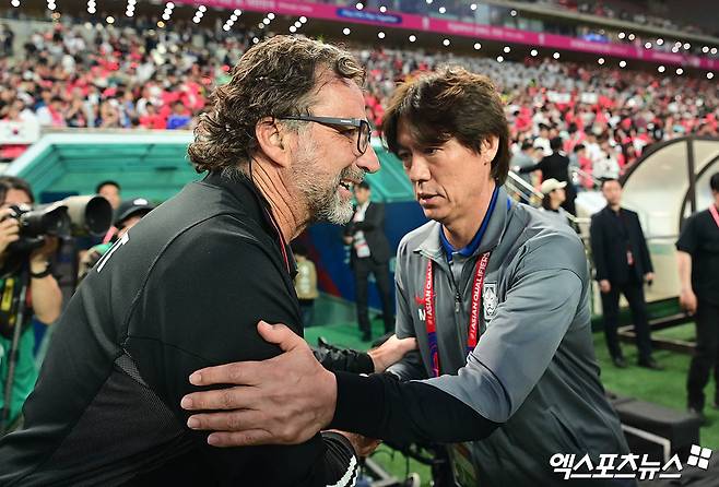 쿠웨이트 대표팀을 이끌고 있는 아르헨티나 출신 후안 피치 감독이 10일 서울월드컵경기장에서 끝난 2026 북중미 월드컵 아시아 3차예선 B조 최종전 한국과의 원정 경기를 마친 뒤 한국 대표팀에 대한 칭찬을 아끼지 않았다. 그는 '한국이 세계 7대 강호라고 했던 자신의 소신에 변함이 없다'면서 '이날도 한국은 매우 강했다'고 칭찬했다. 상암, 김한준 박지영 기자