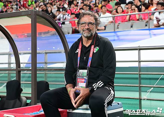 쿠웨이트 대표팀을 이끌고 있는 아르헨티나 출신 후안 피치 감독이 10일 서울월드컵경기장에서 끝난 2026 북중미 월드컵 아시아 3차예선 B조 최종전 한국과의 원정 경기를 마친 뒤 한국 대표팀에 대한 칭찬을 아끼지 않았다. 그는 '한국이 세계 7대 강호라고 했던 자신의 소신에 변함이 없다'면서 '이날도 한국은 매우 강했다'고 칭찬했다. 상암, 김한준 박지영 기자