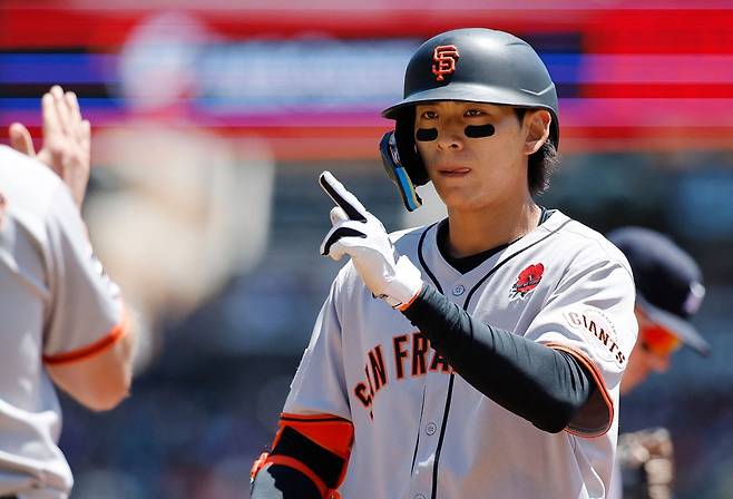 미국 메이저리그 샌프란시스코 자이언츠에서 뛰고 있는 이정후가 11일(한국시간) 미국 콜로라도주 덴버 쿠어스 필드에서 열린 2025 메이저리그 콜로라도 로키스와의 원정 경기에 1번타자 겸 중견수로 선발 출전, 첫 타석에서 시즌 3호 3루타를 기록했다. 사진 연합뉴스