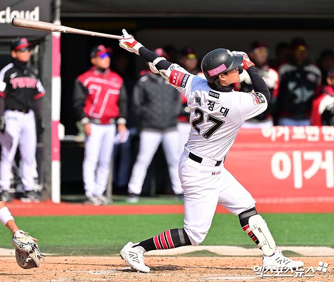8일 오후 수원KT위즈파크에서 열린 '2025 신한 SOL Bank KBO리그' LG 트윈스와 KT 위즈의 시범경기, 6회말 2사 3루 KT 배정대가 투런 홈런을 날리고 있다. 엑스포츠뉴스 DB