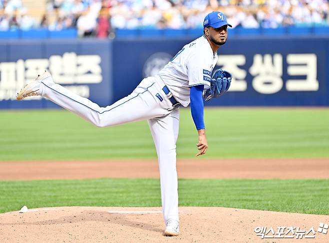 삼성 라이온즈 선발투수 데니 레예스가 정규시즌 경기에 선발 등판해 투구하고 있다. 레예스는 발등 부상 재발로 지난 8일 전력에서 이탈했다. 엑스포츠뉴스 DB