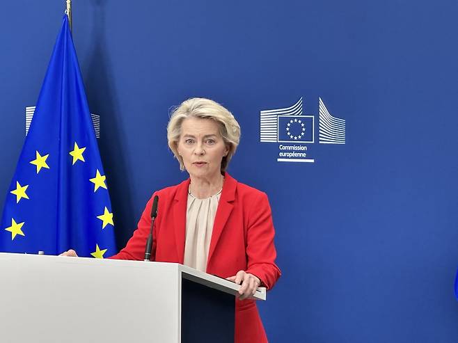 대러시아 제재 발표하는 EU 집행위원장 (브뤼셀=연합뉴스) 정빛나 특파원 = 우르줄라 폰데어라이엔 EU 집행위원장이 10일(현지시간) 벨기에 브뤼셀에서 18차 대러시아 제재 패키지를 발표하고 있다. 2025.6.10 shine@yna.co.kr