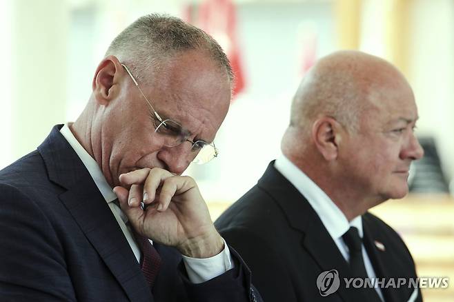 슈토커 총리(오른쪽)와 카르너 장관 (그라츠 AP=연합뉴스) 10일(현지시간) 오스트리아 제2의 도시 그라츠의 한 고등학교에서 총기 난사 사건이 벌어진 뒤 크리스티안 슈토커 총리와 게르하르트 카르너 내무장관이 기자회견을 열고 있다. 2025.06.10 photo@yna.co.kr