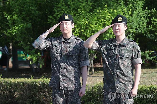 국방의 의무를 마친 BTS 지민·정국 (연천=연합뉴스) 류효림 기자 = 육군 현역 복무를 마치고 만기 전역한 그룹 방탄소년단(BTS)의 지민(오른쪽)과 정국이 11일 경기도 연천군 연천공설운동장에서 거수경례를 하고 있다. 2025.6.11 ryousanta@yna.co.kr