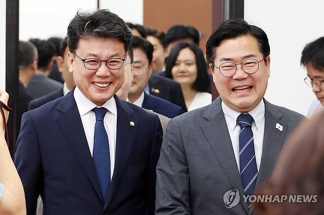'마지막 원내대책회의' 참석하는 박찬대·진성준 (서울=연합뉴스) 김주성 기자 = 더불어민주당 박찬대 대표 직무대행 겸 원내대표와 진성준 정책위의장(왼쪽)이 10일 서울 여의도 국회에서 열린 현 원내지도부의 마지막 원내대책회의에 참석하며 환하게 웃고 있다. 2025.6.10 utzza@yna.co.kr