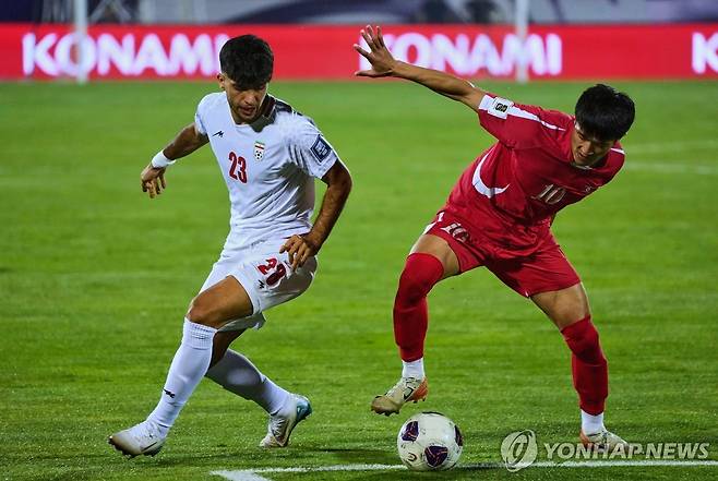 북한(북은 유니폼)과 이란의 경기 장면. [AP=연합뉴스]