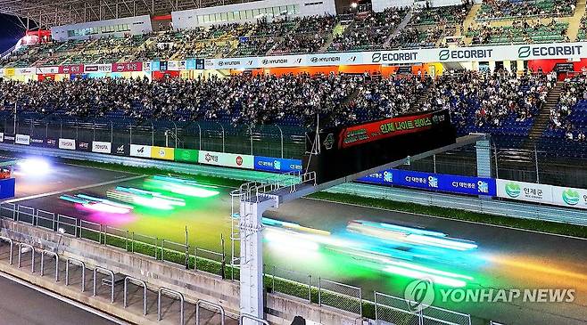 한여름 밤의 스피드 경쟁 (인제=연합뉴스) 2024년 8월 24일 저녁 강원 인제군 인제스피디움에서 2024 슈퍼레이스 챔피언십 6라운드 '인제 나이트 레이스'가 열려 레이싱 머신들이 빠른 속도로 경쟁하고 있다. 2024.8.25 [인제군 제공. 재판매 및 DB 금지] conanys@yna.co.kr