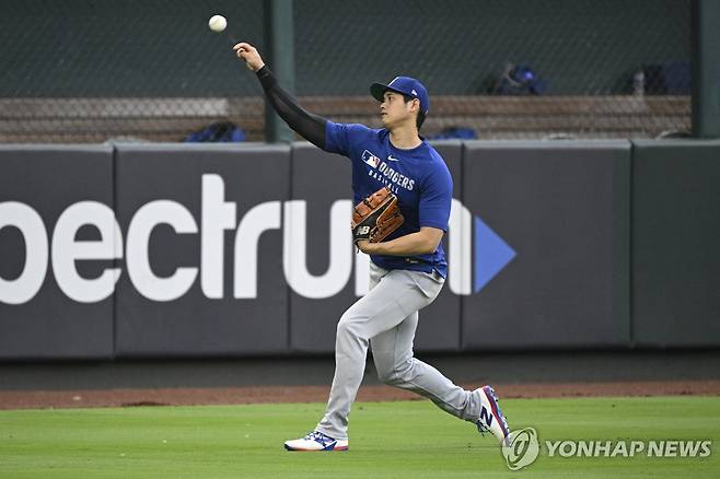 캐치볼로 어깨를 푸는 오타니 쇼헤이 [AP=연합뉴스]