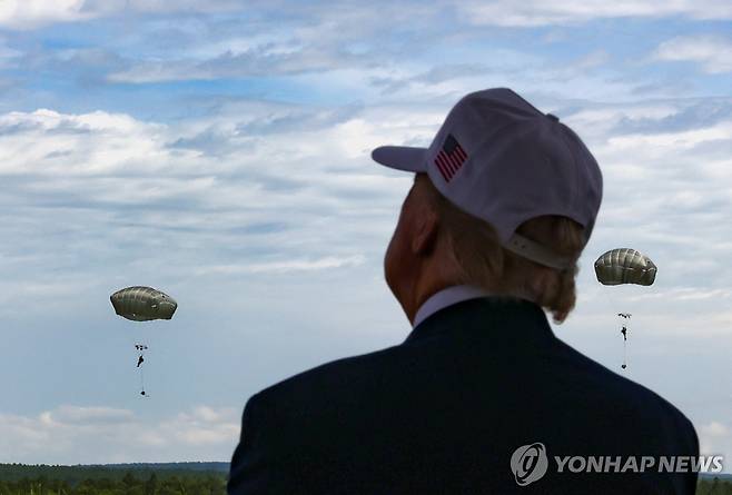 공수부대 낙하 시연 지켜보는 트럼프 [포트브래그 [미 노스캐롤라이나] 로이터=연합뉴스. 재판매 및 DB 금지]