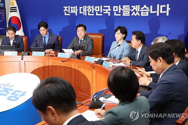 민주당 최고위원회의 (서울=연합뉴스) 김주성 기자 = 더불어민주당 박찬대 대표 직무대행 겸 원내대표가 11일 서울 여의도 국회에서 열린 최고위원회의에서 발언하고 있다. 2025.6.11 utzza@yna.co.kr