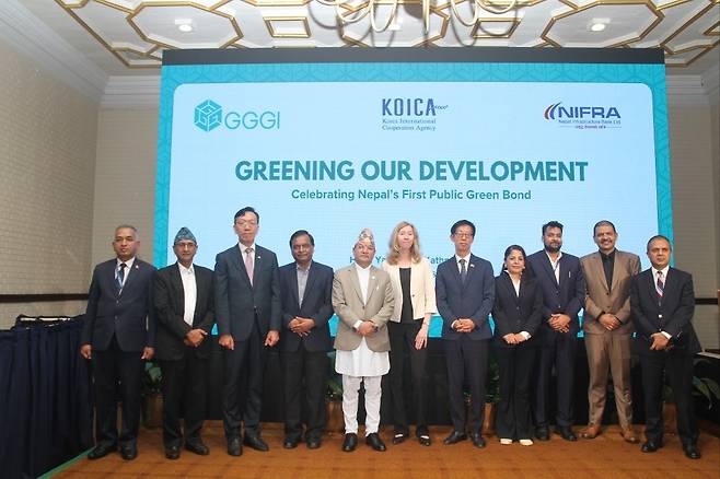 코이카, 네팔서 '녹색채권' 발행 (서울=연합뉴스) 지난 10일 네팔 카트만두 야크앤예티 호텔에서 녹색채권 발행 기념행사가 열렸다. 박태영 주네팔 대한민국 대사(왼쪽 세 번째)를 비롯해 크리슈나 바하두르 아디카리 네팔 인프라은행 최고경영자, 로라 얄라스요키 GGGI 네팔사무소장, 공무헌 코이카 네팔사무소장(가운데 오른쪽) 등과 관계자들. [코이카 제공. 재판매 및 DB 금지]
