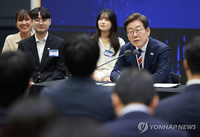 이재명 대통령, 주식시장 불공정거래 근절 현장 간담회 (서울=연합뉴스) 홍해인 기자 = 이재명 대통령이 11일 서울 영등포구 한국거래소에서 열린 주식시장 불공정거래 근절을 위한 현장 간담회에서 참석자 질문에 답하고 있다. 2025.6.11 [대통령실통신사진기자단] hihong@yna.co.kr