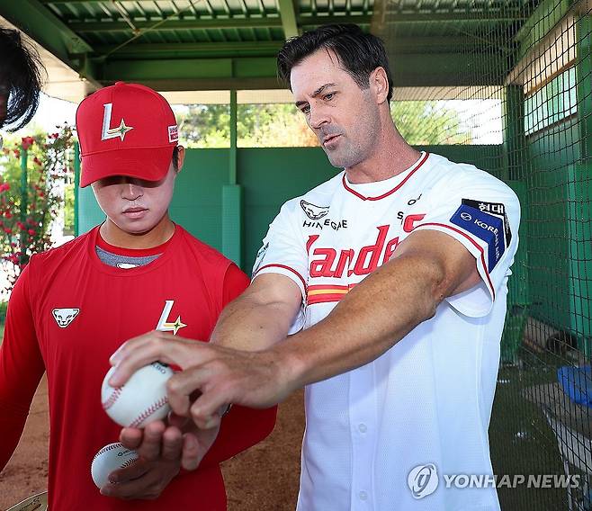 볼 그립 코칭 하는 콜 해멀스 (인천=연합뉴스) 임순석 기자 = 11일 인천 강화군 SSG 퓨처스필드에서 열린 SSG 퓨처스 선수단 'MLB 레전드 멘토링 데이' 에서  메이저리그에서 투수로 활약한 콜 해멀스가 퓨처스 투수에게 볼 그립에 대해 코칭하고 있다. 2025.6.11 soonseok02@yna.co.kr