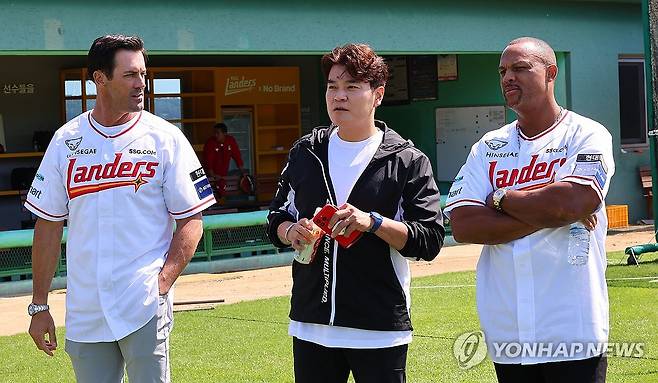 SSG 퓨처스 선수단 MLB 전설 멘토링 데이 (인천=연합뉴스) 임순석 기자 = 11일 인천 강화군 SSG 퓨처스필드에서 열린 SSG 퓨처스 선수단 'MLB 레전드 멘토링 데이'에서 추신수(가운데) SSG랜더스 육성총괄이 메이저리그에서 활약한 콜 해멀스(왼쪽), 아드리안 벨트레와 퓨처스 선수들의 훈련을 지켜보며 대화하고 있다. 2025.6.11 soonseok02@yna.co.kr