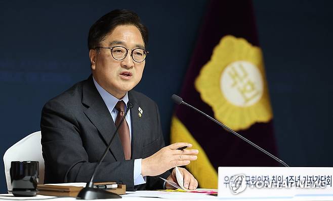 질문에 답변하는 우원식 국회의장 (서울=연합뉴스) 우원식 국회의장이 11일 국회 사랑재에서 열린 취임 1주년 기자간담회에서 취재진의 질문에 답변하고 있다. 2025.6.11 [국회사진기자단] photo@yna.co.kr