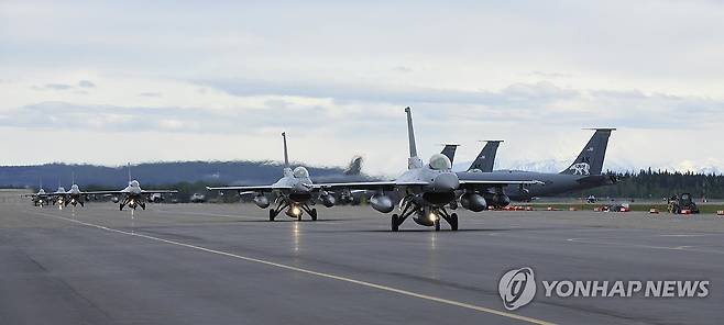 알래스카 아일슨 기지 도착한 KF-16 전투기 (서울=연합뉴스) 레드플래그 훈련 참가를 위해 공군 충주기지에서 출발한 KF-16이 4일(현지시간) 미국 알래스카주 아일슨 기지에 착륙해 지상활주하고 있다. 2025.6.5 [공군 제공. 재판매 및 DB 금지] photo@yna.co.kr