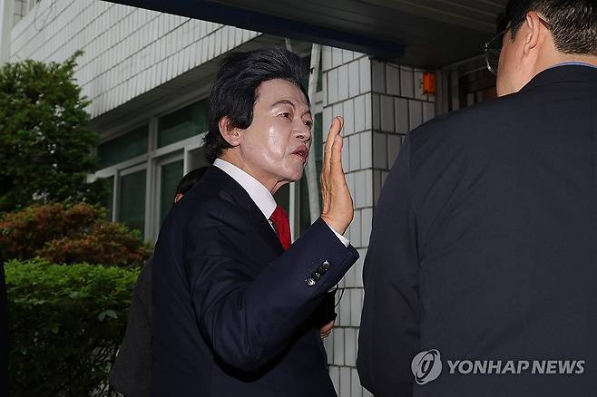 구속 갈림길에 놓인 허경영 (의정부=연합뉴스) 임병식 기자 = 16일 오후 경기도 의정부시 가능동 의정부지방법원에서 사기와 정치자금법 위반, 준강제추행 등의 혐의를 받는 허경영 국가혁명당 명예대표가 구속 전 피의자심문에 앞서 취재진 질문에 답변하고 있다. 2025.5.16 andphotodo@yna.co.kr